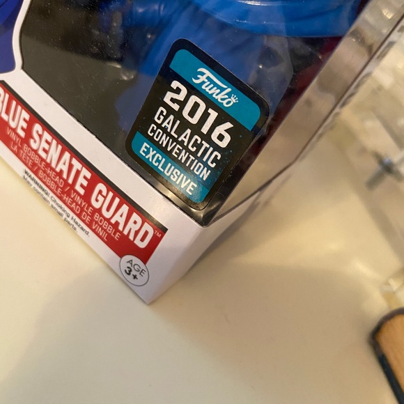 Blue Senate Guard Exclusive Star Wars funko POP - Picture 5 of 5